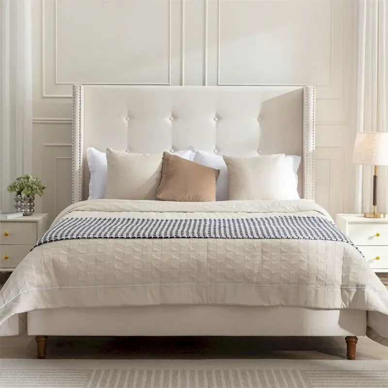 Letto king size imbottito color avorio con testiera a tutta altezza e bottoni, 1 posto letto