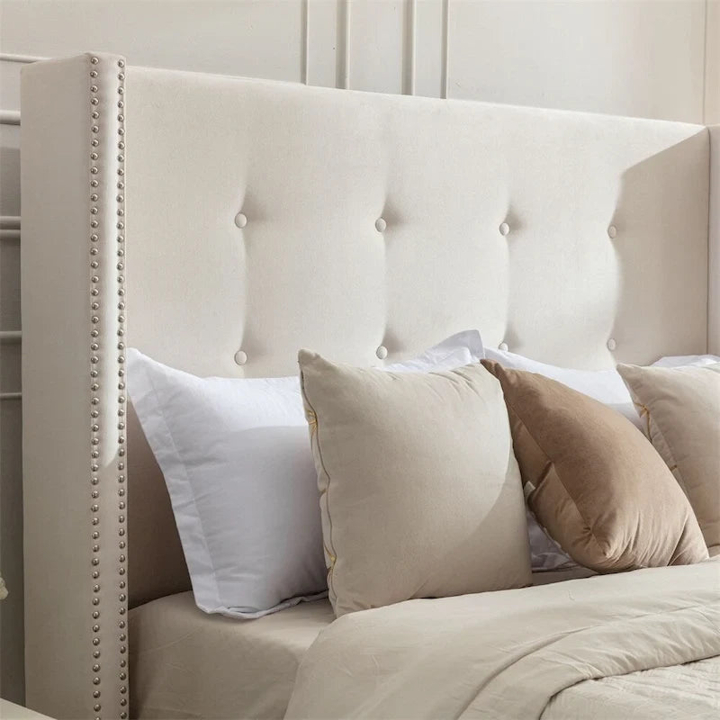 Letto king size imbottito color avorio con testiera a tutta altezza e bottoni, 1 posto letto
