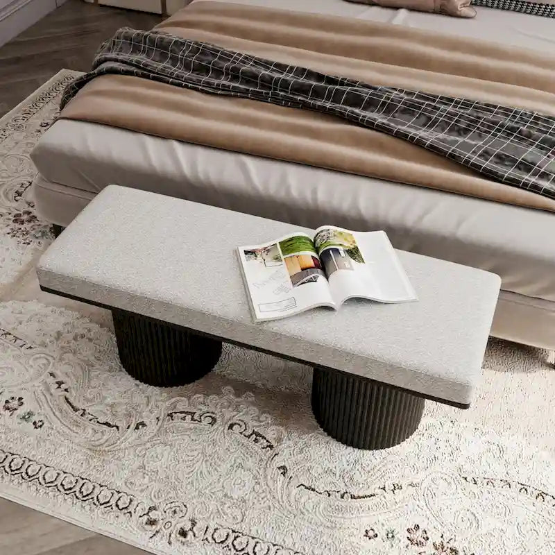 Panca imbottita in bouclé grigio chiaro, gambe spesse nere, stile contemporaneo, 1 persona