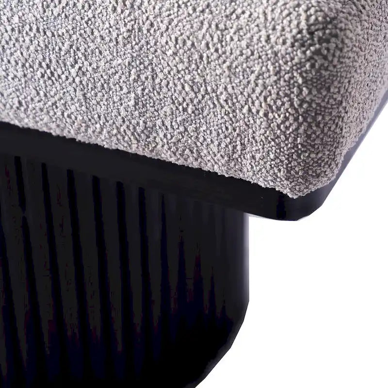 Panca imbottita in bouclé grigio chiaro, gambe spesse nere, stile contemporaneo, 1 persona